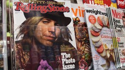 Musikzeitschrift Rolling Stone mit weiteren Zeitschriften in einem Regal