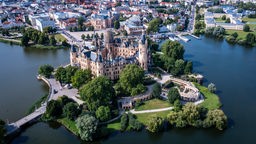 Luftaufnahme: Das Schloss auf einer Insel im Schweriner See