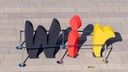 Das Wort "wir" steht als Teil der Freiluftausstellung EinheitsEXPO in schwarz-rot-gold gefärbten Buchstaben auf dem Stadtplatz Neuer Lustgarten