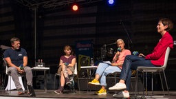 Extremschwimmer André Wiersig, Meeresbiologin Julia Schnetzer, Moderatorin Rebecca Link und Gasometer-Geschäftsführerin Jeanette Schmitz (v.l.n.r.) auf der Bühne.