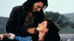Szene der Sturmhöhe-Verfilmung von 1992, Heathcliff (Ralph Fiennes) und Cathy (Juliette Binoche) sehen sich verliebt an