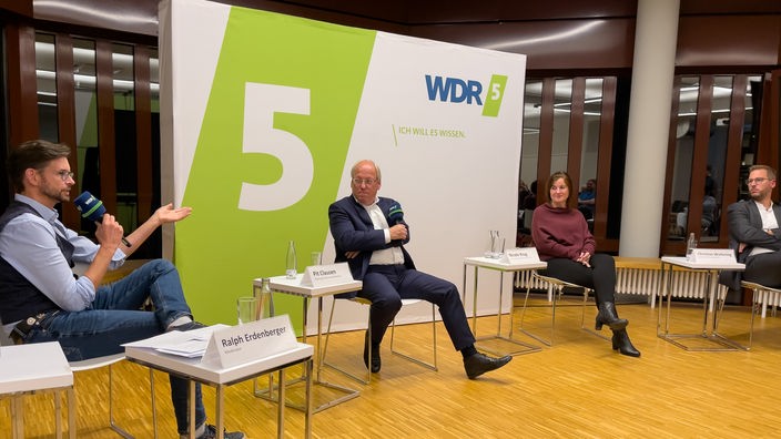 Das Podium diskutiert beim WDR 5 Stadtgespräch in Bielefeld 