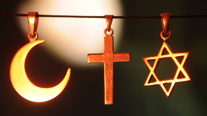 Halbmond als Symbol für den Islam, Kreuz als Symbol für das Christentum und Davidstern als Symbol für das Judentum