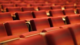 Sitzreihen in einem Theater, Symbolbild