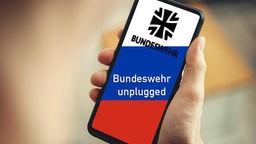 Symbolbild zum Abhören der  Bundeswehr: Ein Smartphone mti der Aufschrift "Bundeswehr ungplugged". 
