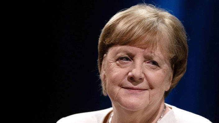 Die frühere Bundeskanzlerin Angela Merkel im April 2024 bei einer Veranstaltung im Rahmen der Leipziger Buchmesse auf einer Bühne im Schauspiel Leipzig.