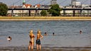 Bei großer Sommerhitze finden Menschen Abkühlung im Rhein. 
