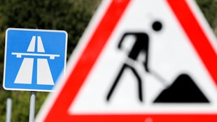 Symbolbild Sperrung A40 bei Bochum: Ein Schild weist auf eine Baustelle auf einer Autobahn hin