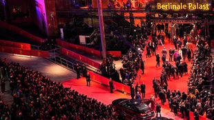 Archivbild, Vogelperspektive: Roter Teppich bei der Eröffnung der Berlinale 2023