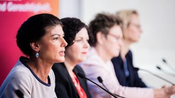 Sahra Wagenknecht und andere Parteimitglieder des BSW bei einer Pressekonferenz.