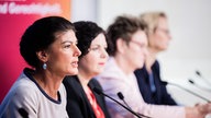 Sahra Wagenknecht und andere Parteimitglieder des BSW bei einer Pressekonferenz.