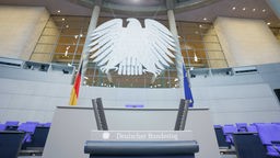 Der Sitzungssaal des Deutschen Bundestags im Berliner Reichstagsgebaeude