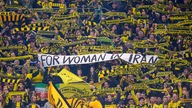 08.10.2022 im Signal-Iduna-Park in Dortmund: Ein großes Banner mit der Aufschrift "For Women in Iran" zwischen BVB-Bannern
