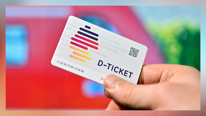Mit dem Deutschland-Ticket (D-Ticket) können Kunden der Deutschen Bahn ab dem 1. Mai 2023 für nur 49 Euro pro Monat in allen Verkehrsmitteln des öffentlichen Nahverkehrs reisen.