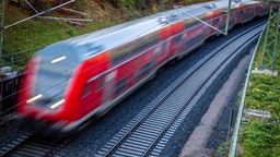 Symbolbild Deutschlandticket: Ein Nahverkehrszug fährt über Schienen. In dieser Woche feierte das Deutschlandticket sein 100-tägiges Bestehen.