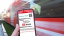 49-Euro-Ticket auf einem Smartphone-Bildschirm am Bahnsteig