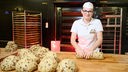 Johanna Meitzner, 26. Dresdner Stollenmädchen, knetet in der Bäckerei Morenz einen Stollenteigling. Aufnahme aus dem Dezember 2020.