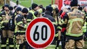 Feuerwehrleute stehen vor dem NRW-Landtag und demonstrieren für den Erhalt der Rentenaltersgrenze von 60 Jahren.