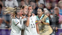 Nationalspielerin Alexandra Popp feiert bei der EM ihr Tor gegen Österreich. Deutschland hat sich mit einem Sieg gegen Österreich für das Halbfinale qualifiziert.