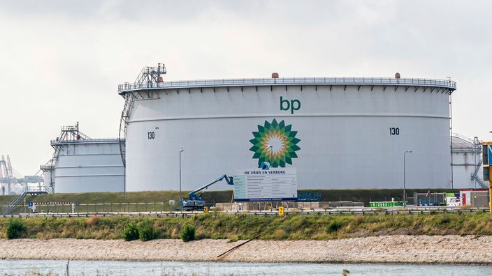 Symbolbild Übergewinnsteuer: Hafen Rotterdam mit einem großen Tank von BP