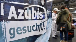 "Azubis gesucht" steht auf einem Banner in Erfurt.