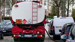 In einer Strasse in Berlin-Lichterfelde steht ein Tanklastwagen, der Heizoel anliefert.