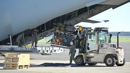 Belgien, Melsbroek: Hilfsgüter werden vor dem Abflug der belgischen staatlichen Hilfsorganisation B-Fast (Belgian First Aid and Support Team) in die Türkei auf dem Militärflughafen Melsbroek in ein Flugzeug geladen.