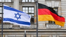 Die Fahnen von Israel und Deutschland wehen vor dem Abgeordnetenhaus Berlin.