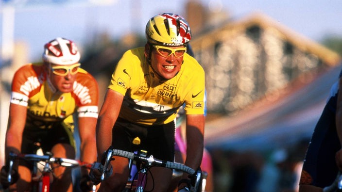 Jan Ullrich (Deutschland, Team Deutsche Telekom) 1997 im gelben Trikot auf der Strecke