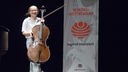 Die 14-jährige Ella Wieck kommt mit ihrem Cello beim 56. Bundeswettbewerb "Jugend musiziert" am 6. Juni 2019 auf die Bühne.