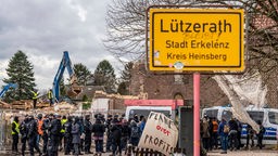 Demonstranten beim Abriss des Dorfes Lützerath bei Erkelenz