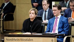 NRW-Ministerpräsident Hendrik Wüst (CDU) und Stellvertreterin Mona Neubaur (Grüne) im Plenarsaal des Bundesrats.