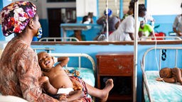 Mutter mit Baby im Princess Christian Hospital in Sierra Leone.