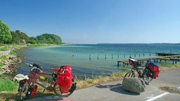 Fahrräder mit Gepäck an einem Strand bei Falster in Dänemark