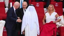 WM-Tribüne in Katar: FIFA-Chef Infantino begrüßt Gäste, daneben steht Ministerin Faeser mit One-Love-Binde am Arm