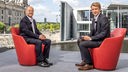 Bundeskanzler Olaf Scholz (SPD) und Moderator Markus Preiss sitzen anlässlich des ARD-Sommerinterviews auf der Terrasse des Marie-Elisabeth-Lüders-Haus in Berlin.