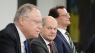 Bundeskanzler Olaf Scholz (M, SPD), Stephan Weil (SPD, vorn), Ministerpräsident von Niedersachsen, und Hendrik Wüst (CDU), Ministerpräsident von Nordrhein-Westfalen