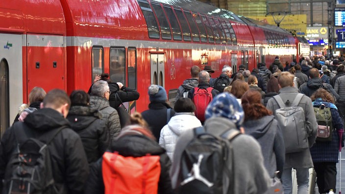 Menschen drängen in eine Regionalbahn im Hauptbahnhof Frankfurt. Experten befürchten mit der Einführung des 49-Euro-Tickets eine Überlastung der Bahnen.