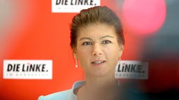 Der Vorstand der Partei "Die Linke" hat Sahra Wagenknecht aufgefordert, ihr Bundestagsmandat zurückzugeben.