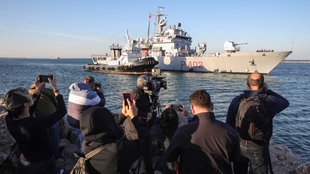 Italiens Marineschiff Libra kommt im Hafen von Shengjin an, um in Begleitung von UNHCR-Beamten die ersten Migranten zu bringen, deren Asylanträge in Albanien statt in Italien bearbeitet werden.