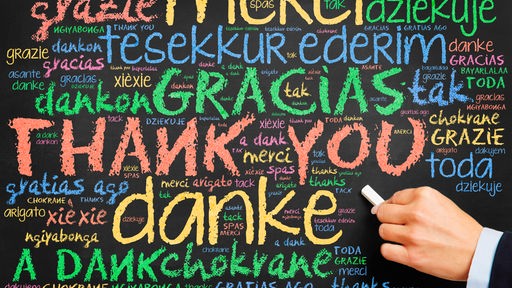 Das Wort "Danke" steht in vielen verschiedenen Sprachen auf schwarzem Hintergrund