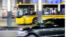 Bus und Auto fahren durch Unterführung