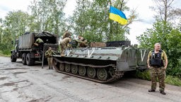 Ukrainische Soldaten haben auf einem russischen Panzer mit dem Buchstaben "V" die Flagge der Ukraine gehisst, 8. September 2022