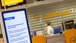 Ein leerer Lufthansa Service-Schalter am Flughafen München. Eine Anzeige weist auf den Streik hin. Wegen des Verdi-Warnstreiks hat die Lufthansa für Mittwoch nahezu ihren kompletten Flugplan abgesagt.