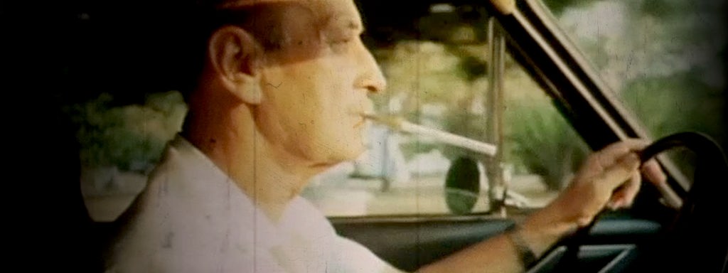 Das Beitragsbild des WDR5 Tiefenblick "Shlomo – Der Goldschmied und der Nazi" zeigt eine alte Fotografie von Stanislaw Szmajzner in einem Fahrzeug am Steuer sitzend.