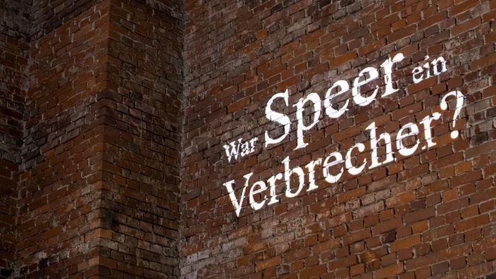 Ausstellung NS-Dokumentationszentrum, Schriftzug: "War Speer ein Verbrecher?"