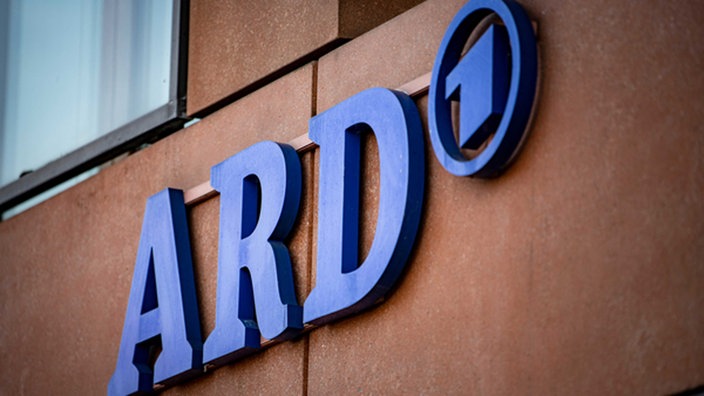 Das ARD-Logo hängt an der Fassade des ARD-Hauptstadtstudios im Regierungsviertel.