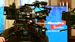 Kameramann filmt im Saal des Hotel Pfiffelburg während des Landesparteitags der AfD, Thüringen, 17.11.2013. 