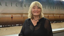 Alice Schwarzer posiert bei der NRW Premiere des Films Alice, welcher anlässlich  ihres 80. Geburtstags entstanden ist, 22.11.2022. 