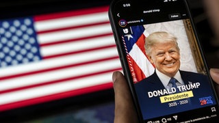  Donald Trump auf einem Smartphone nach den Ergebnissen der US Wahlen, 06.11.2024.